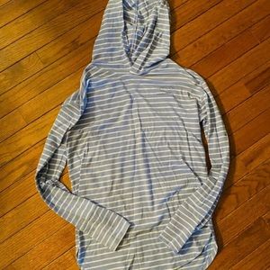 Vineyard Vines ~ striped blue hooded LS top with distressed whale logo ~ nice!